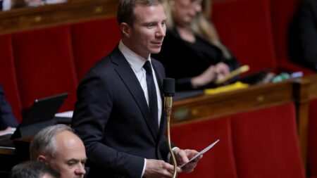 Le député Alexandre Vincendet, exclu des rangs de LR, rejoint le groupe Horizons
          L'élu du Rhône, mis à la porte pour avoir soutenu Édouard Philippe, siègera donc avec le parti de l'ancien Premier ministre.
