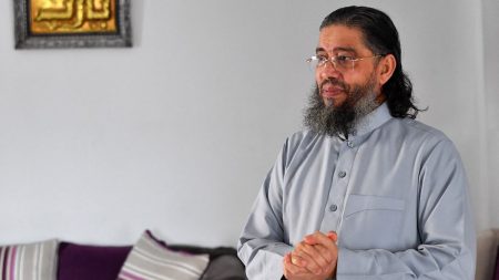 Le Conseil d'Etat confirme l'expulsion de l'imam Mahjoub Mahjoubi, accusé d'"appels à la haine"
          La plus haute juridiction administrative a estimé que certains des prêches de l'imam tunisien incitaient à la discrimination envers les femmes et les juifs.