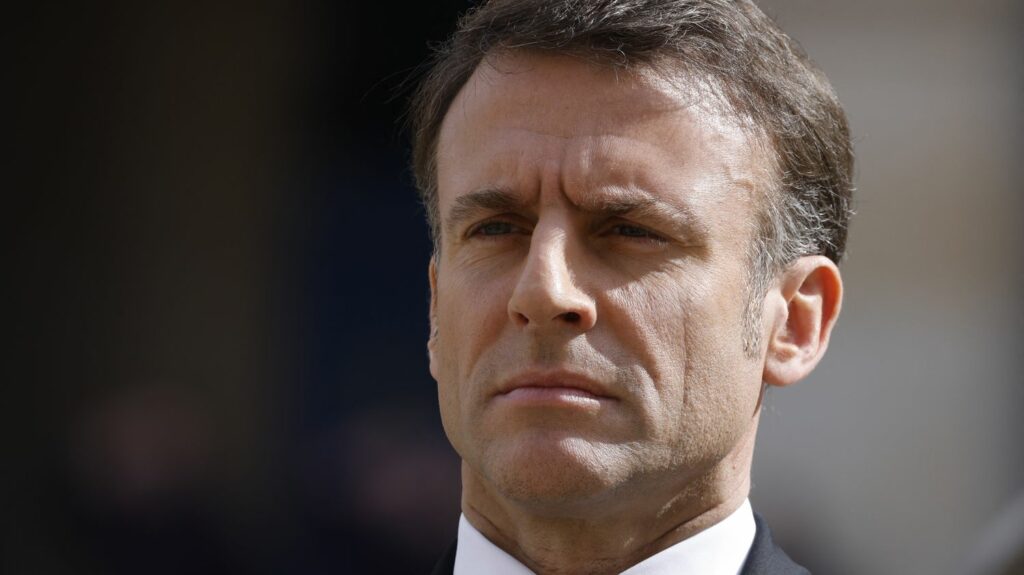Corriger le tir, sans se renier : face au déficit public, Emmanuel Macron doit désormais arbitrer
          Tandis que les chiffres s'annoncent mauvais, le chef de l'Etat a enchaîné les réunions mercredi 20 mars jusque tard à l'Elysée.
