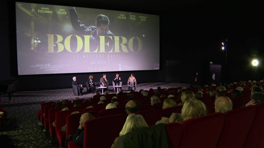 "Bolero", le film qui décortique la création du chef-d'œuvre de Maurice Ravel, dévoilé à Saint-Jean-de-Luz
          Le long-métrage d'Anne Fontaine a été révélé en avant-première sur la côte basque, en présence des acteurs, le 27 février dernier. Une odyssée dans les pas de Maurice Ravel lors de la composition de sa célèbre musique, achevée en 1928.