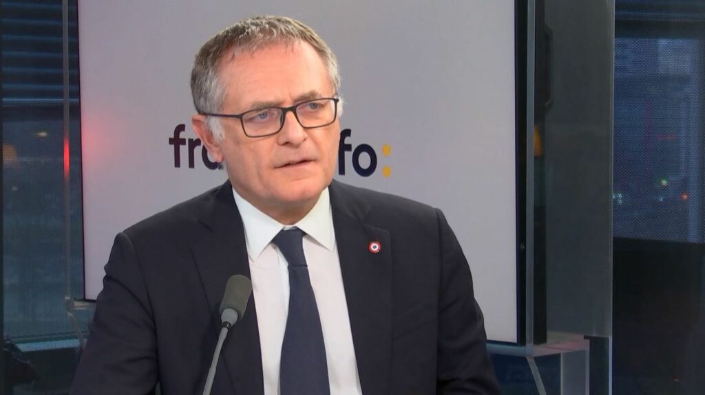 Fin de vie : "L'Etat ne doit en aucune manière se donner l'autorisation de tuer quelqu'un", selon Philippe Juvin
          Emmanuel Macron a promis, dans un entretien dimanche à "Libération" et "La Croix", un projet de loi pour une "aide à mourir" sous "conditions strictes", qui sera présenté en avril.