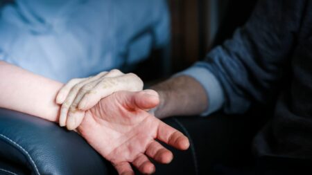 Fin de vie : l’association pour le droit à mourir dans la dignité estime qu’un strict minimum ne suffit pas Fin de vie : "On a pris beaucoup trop de temps sur ce sujet pour se contenter d'un strict minimum", estime le président de l'association pour le droit à mourir dans la dignité
Au lendemain des annonces d'Emmanuel Macron sur le futur projet de loi pour une "aide à mourir", Jonathan Denis salue "une avancée" mais se dit "vigilant".