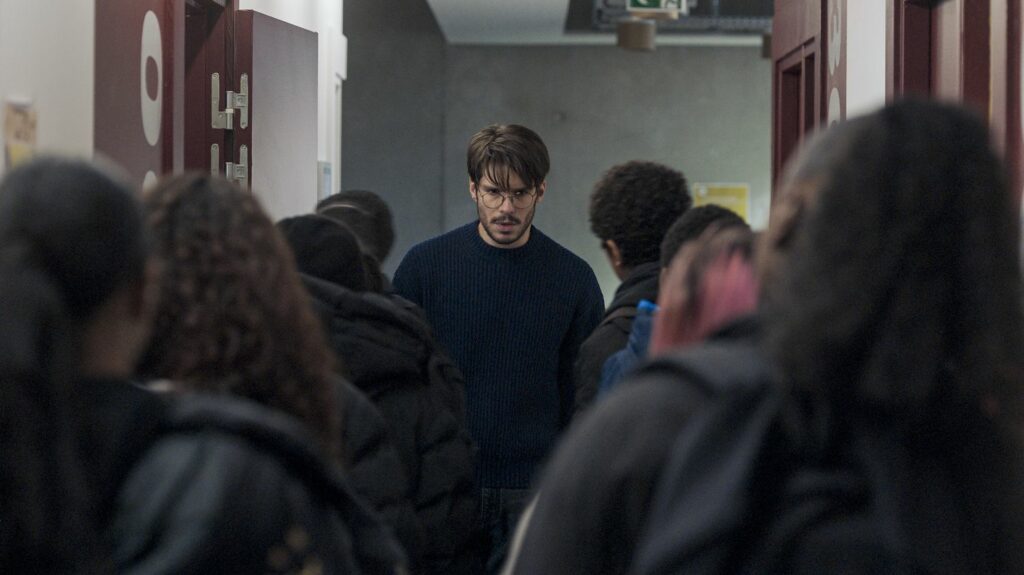 "Pas de vagues" : François Civil dans la peau d'un professeur accusé de harcèlement au collège
          Ce film très sombre décortique la mise en place d'un engrenage infernal dans lequel tous les protagonistes se retrouvent piégés.