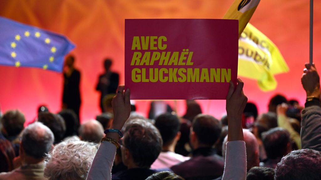 Reportage



  

  
  

      

  

  
    "Unis, on aurait été la première liste" : la frustration de militants de gauche à l'approche des élections européennes
          Alors que la liste emmenée par Raphaël Glucksmann grimpe dans les sondages, des militants de gauche restent amers face à l'absence de liste commune.