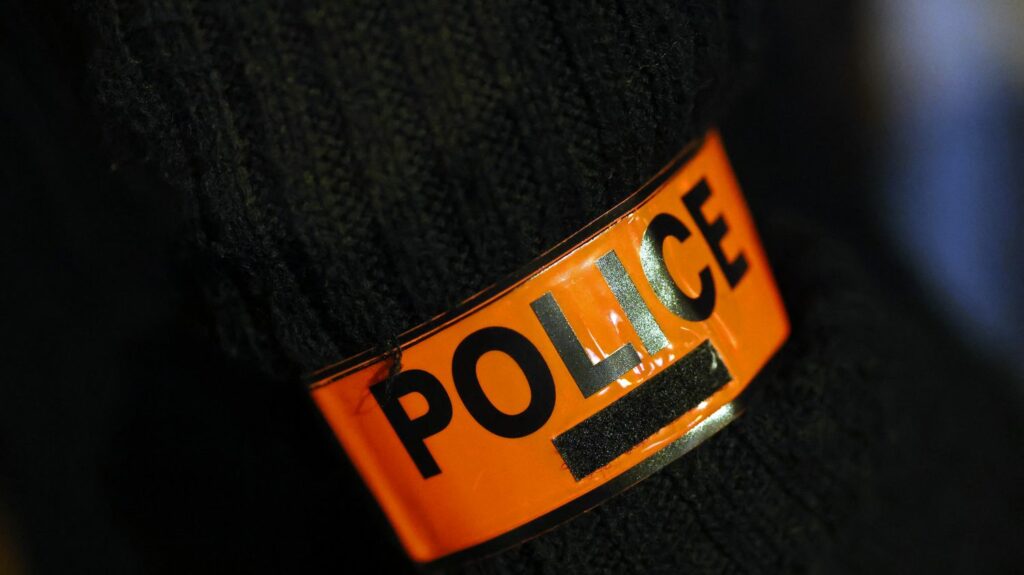 Essonne : un policier, condamné pour viols en première instance, en fuite après une garde à vue pour violences conjugales
          La Préfecture de police précise que le fonctionnaire, en poste à Paris, était suspendu de ses fonctions depuis le 14 décembre.