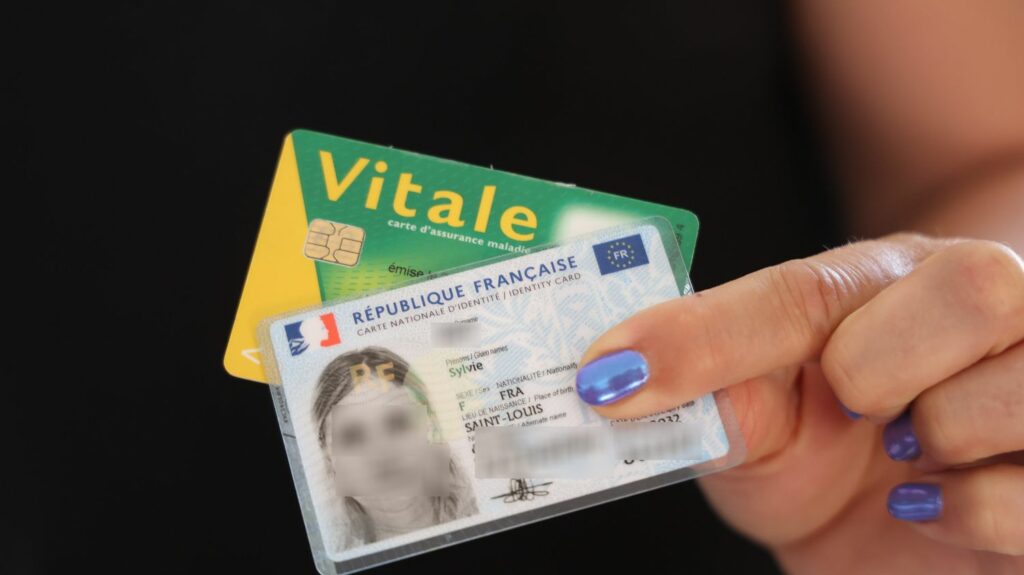 Fusion carte Vitale / carte d’identité : les enjeux technologiques du projet
          Le Premier ministre, Gabriel Attal, a relancé mercredi 20 mars le projet de fusion entre la carte Vitale et la carte d’identité, comme c’est le cas en Belgique depuis 2013, au nom de la lutte contre la fraude à l’assurance maladie :