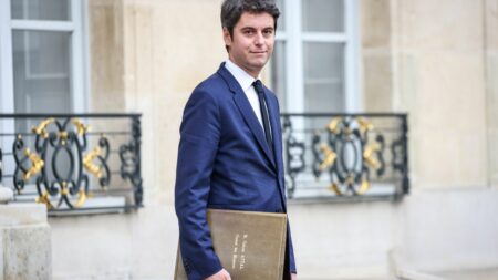 Assurance-chômage et fraudes aux cotisations sociales : Gabriel Attal serre la vis
          Le Premier ministre se rend vendredi dans les Vosges, dans une agence France Travail. Des annonces sont attendues sur l'assurance-chômage et la lutte contre la fraude aux cotisations sociales, alors que le gouvernement cherche à faire des économies.