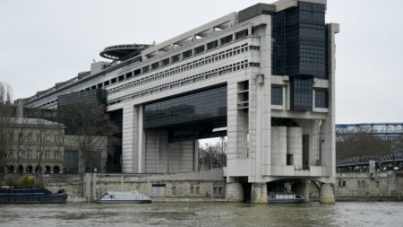 Budget : le gouvernement table sur 20 milliards d'euros d'économie en 2025
          Avec une croissance plus basse et un déficit plus élevé que prévu, selon le gouvernement, les économies à réaliser seront deux fois supérieures à ce qui était envisagé.