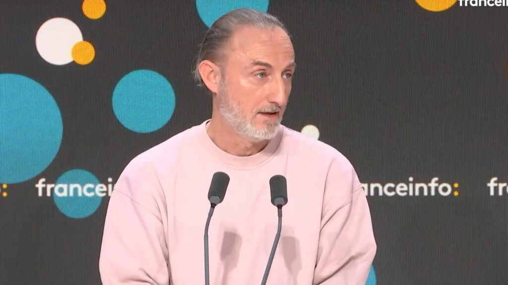 Guillaume Nicloux marie Michel Houellebecq à Blanche Gardin dans son nouveau film : "C'est la fusion des deux qui crée cette espèce de rapport troublant avec l'instant T"
          Tous les jours, une personnalité s'invite dans le monde d'Élodie Suigo. Jeudi 14 mars 2024 : Le réalisateur, scénariste et romancier Guillaume Nicloux. Son nouveau film "Dans la peau de Blanche Houellebecq" avec Michel Houellebecq et Blanche Gardin est sorti mercredi.