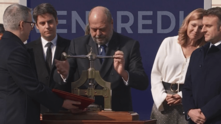 IVG Constitutionnalisée: Texte officiellement intégré dans la loi fondamentale, 8 Mars 2024 Constitutionnalisation de l'IVG : le texte officiellement scellé dans la loi fondamentale
Le vendredi 8 mars 2024 restera dans l'Histoire comme le jour où l'inscription de la liberté de recourir à l'interruption volontaire de grossesse a été scellée dans la Constitution. La cérémonie s'est déroulée place Vendôme à Paris, en présence d'Emmanuel Macron.