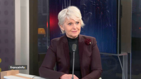 IVG dans la Constitution: Grande émotion d’Isabelle Rome, ex-ministre de l’Égalité des sexes IVG dans la Constitution : l'ancienne ministre déléguée chargée de l'Égalité entre les femmes et les hommes, Isabelle Rome, décrit "une grande émotion"
L'inscription dans la Constitution de "la liberté garantie à la femme d'avoir recours à une interruption volontaire de grossesse" a été approuvée, lundi, par 780 parlementaires.