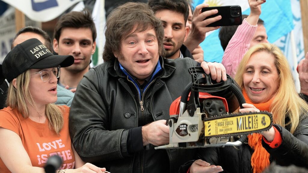 Argentine : les 100 premiers jours de l’anarcho-libertarien Javier Milei à la présidence
          Javier Milei est encore soutenu par 45% de la population, trois mois après son arrivée au pouvoir, armé d'une tronçonneuse, pour relancer l'économie et débarrasser le pays de sa classe politique corrompue.
