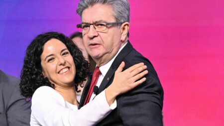 Jean-Luc Mélenchon en position non éligible sur liste LFI pour les élections européennes Elections européennes : Jean-Luc Mélenchon figurera sur la liste LFI en position non éligible
En 80e position, le fondateur du mouvement n'a aucune chance d'être élu, mais sa participation vise à "donner de la force" à LFI, justifie la tête de liste, Manon Aubry.
