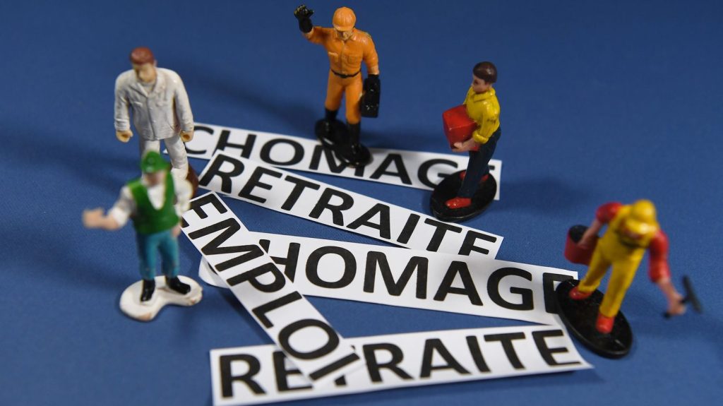 Déficit public : pour Jean Viard, "la seule façon de remplir les caisses c'est qu'il y ait plus d'actifs, on manque de salariés dans plein de secteurs"
          Il y aura une troisième réforme de l'assurance-chômage sous la présidence d'Emmanuel Macron. Gabriel Attal veut la sienne. C'est le levier que le Premier ministre compte à nouveau actionner pour réduire le déficit public. Décryptage avec le sociologue Jean Viard.