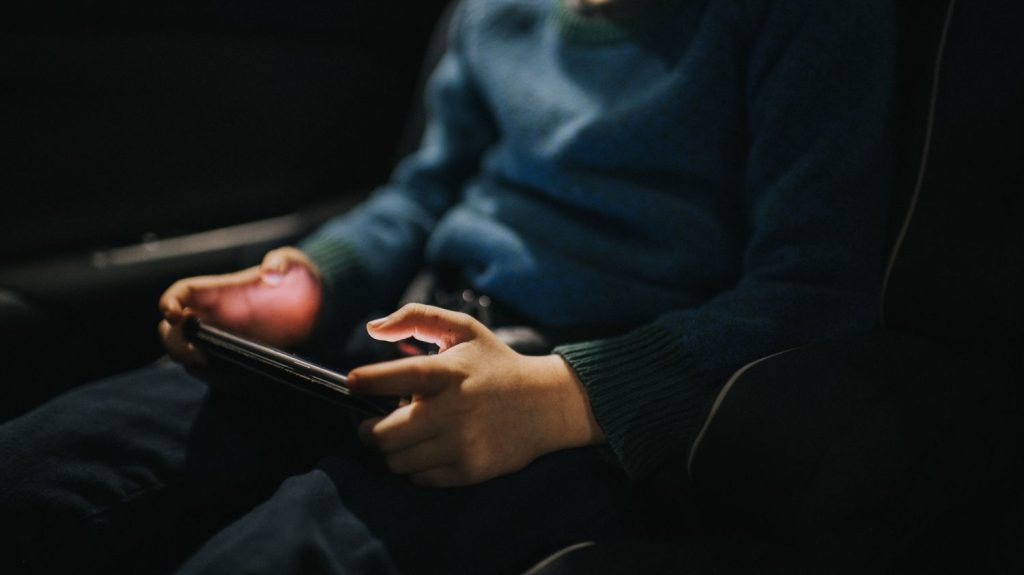 "Il fait beaucoup moins d'erreurs de lecture et reconnaît mieux les sons" : la mère de Clément, 10 ans et dyslexique, constate des progrès grâce à un jeu vidéo
          Un jeu vidéo spécialement développé pour les enfants atteints de troubles de l'apprentissage a fait ses preuves : on observe notamment des progrès orthographiques et une meilleure reconnaissance des sons.