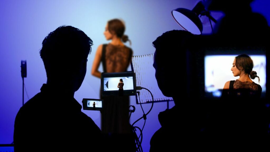 Témoignages



  

  
  

      

  

  
    "À un moment, j'ai dit stop" : de jeunes professionnelles du cinéma racontent leurs débuts face aux violences sexuelles et au harcèlement
          Comment les jeunes femmes qui débutent dans le cinéma se positionnent-elles face aux comportements toxiques ? Une actrice, une machiniste et une réalisatrice témoignent des obstacles rencontrés et de leur façon d'y faire face.