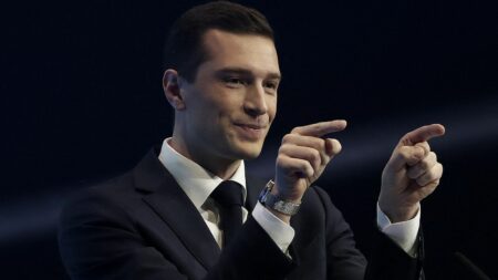 Jordan Bardella lance sa campagne pour les élections européennes: quel projet pour l’Europe? Édito
Élections européennes : Jordan Bardella entre en campagne, mais quel est son projet pour l’Europe ?
Nettement en tête dans les sondages d’intentions de vote, Jordan Bardella a tenu, dimanche, à Marseille son premier grand meeting de campagne des européennes. Il a pris pour cible le chef de l'État et soigneusement évité de parler d'Europe.