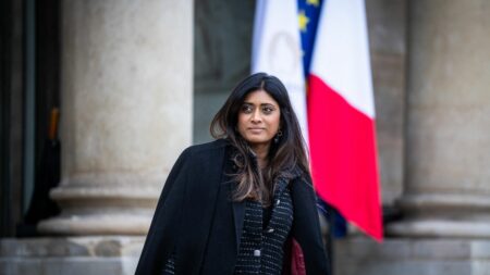 Journée internationale des droits des femmes : "Nous pouvons garantir qu’il ne manquera pas un euro pour le soutien des victimes des violences faites aux femmes", promet Prisca Thevenot
          La ministre déléguée chargée du Renouveau démocratique veut développer partout la "capacité à accueillir cette parole qui a envie de se libérer".