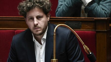 Le député écologiste Julien Bayou, accusé de "violences psychologiques" par son ex-compagne, se met en retrait de son parti
          Son ex-conjointe a annoncé mercredi avoir porté plainte pour harcèlement moral et abus de faiblesse contre l'ancien leader d'EELV.