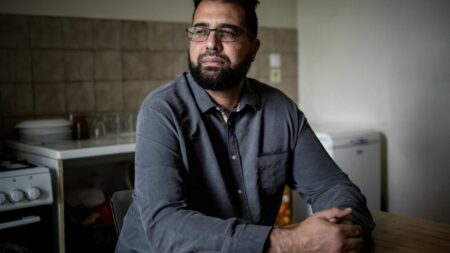 Le Conseil d'Etat rejette un pourvoi de Kamel Daoudi, plus ancien assigné à résidence de France
          Sorti de prison en avril 2008, interdit de territoire en France, ce condamné pour un projet d'attentat n'est pas expulsable en Algérie en raison des risques de torture qui pèseraient sur lui.