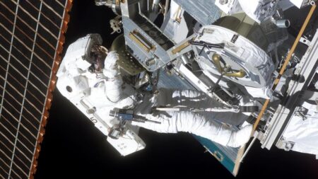 L'ancien astronaute français Philippe Perrin raconte ses sorties dans l'espace alors que l'ISS fête ses 25 ans
