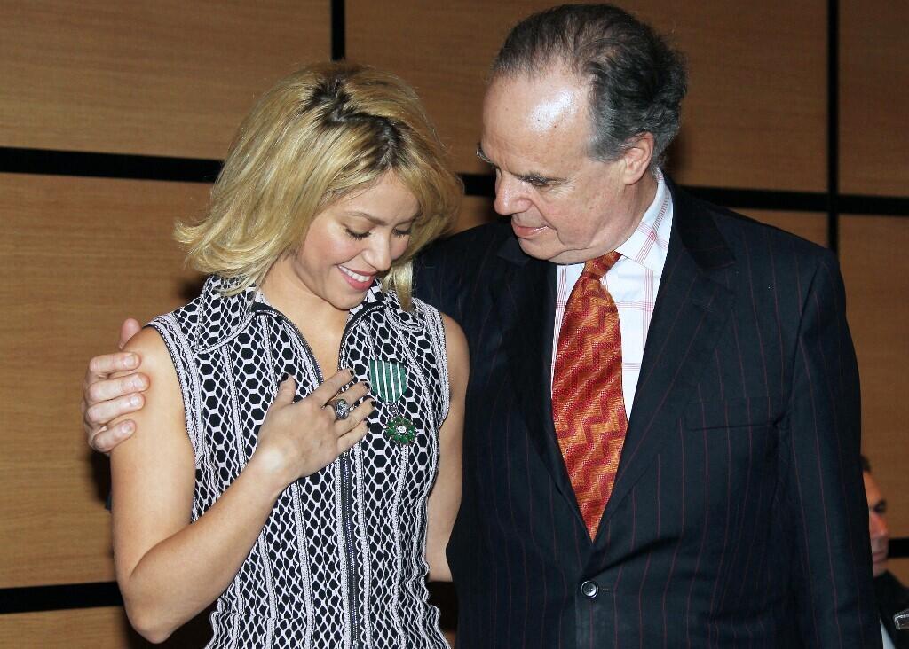Le ministre de la Culture Frédéric Mitterrand pose avec la chanteuse colombienne Shakira après qu'elle ait reçu la médaille de chevalier de l'Ordre des Arts et des Lettres en 2012 à Cannes.