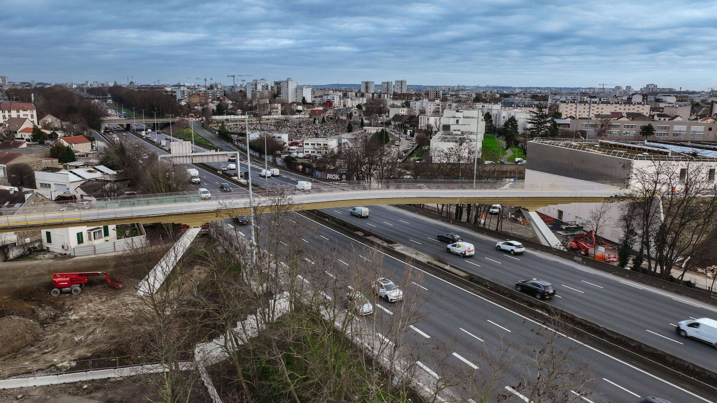 Une passerelle a été construite au-dessus de l'autoroute A1 pour relier Le Bourget à Dugny – site du Village des Médias – dans le cadre d'un vaste projet de revitalisation de la zone située au nord de Paris.