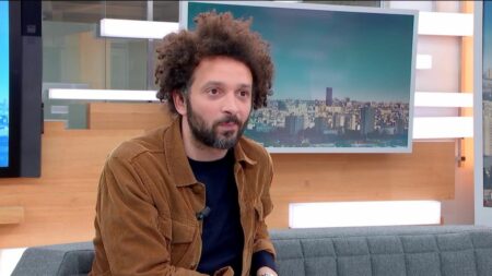 Cinéma : "Quand on aime faire rire les gens, c'est pour cacher une petite tristesse", affirme William Lebghil, à l'affiche de "La vie de ma mère"
          Dans "La vie de ma mère" de Julien Carpentier, William Lebghil joue le fils désœuvré d'Agnès Jaoui. Alors que sa mère surgit de nouveau dans sa vie, le personnage qu'il incarne retisse leurs liens familiaux. Il est l'invité du 12/13 info, mardi 5 mars.