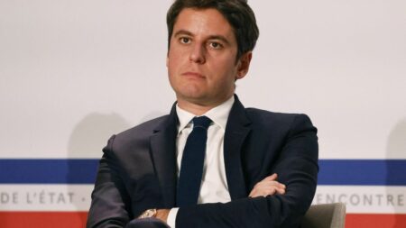 Laïcité à l’école: Attal promet des ‘cellules d’appui’ pour professeurs face à des ‘résistances’ Laïcité à l'école : Gabriel Attal promet la mise en place de "cellules d'appui pédagogiques" pour aider les professeurs confrontés à des "résistances"
Ces cellules seront disponibles "pour les enseignants qui en émettent le souhait ou qui font état du besoin", a-t-il ajouté.