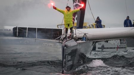 Le marin Charles Caudrelier remporte le premier tour du monde en multicoques, en 50 jours