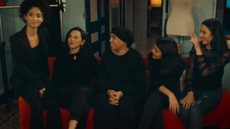 Oscars 2024 : "Les Filles d'Olfa", un documentaire tunisien original et sensible sur une famille bouleversée par Daesh
          La réalisatrice tunisienne Kaouther Ben Hania filme les dommages engendrés par l'enrôlement de deux jeunes filles par Daesh, et la rencontre de leur mère avec des actrices pour les incarner dans une fiction. Inattendu et percutant, le film est en compétition aux Oscars dans la catégorie du meilleur film documentaire.