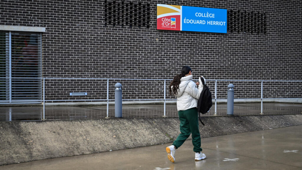 Les écoles françaises ont envoyé des messages de menaces et des vidéos de décapitations, selon le ministère