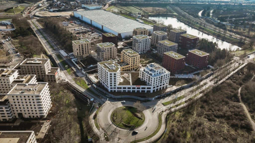 Les ministres français saluent la rénovation "exceptionnelle" du terrain autour du site olympique d'escalade