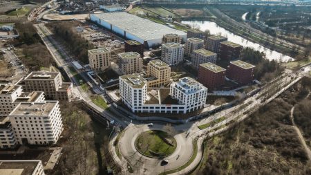 Les ministres français saluent la rénovation "exceptionnelle" du terrain autour du site olympique d'escalade
