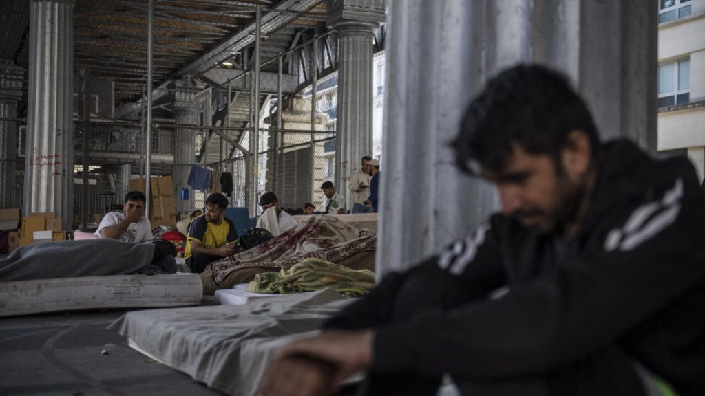 Les transferts de migrants depuis Paris avant les Jeux olympiques suscitent la colère des maires et des ONG français