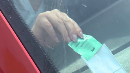 Automobile : assurance, permis, amendes… Les limites de la dématérialisation
          La vignette verte d’assurance disparaîtra des pare-brise le 1er avril, dans le cadre d’une politique globale de dématérialisation. Le virtuel a cependant ouvert la porte à des arnaques en tout genre.