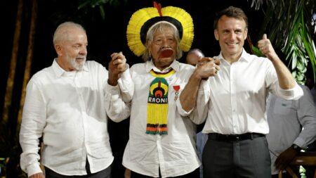 « Lula est mon frère, Macron mon fils, » déclare Raoni en Amazonie, rapprochant deux chefs d’États malgré divergences Reportage
"Je considère Lula comme mon frère, Macron comme mon fils" : en Amazonie, Raoni fait sourire les deux chefs d'Etats malgré leurs différends
Emmanuel Macron a remis la Légion d'honneur à Raoni en Amazonie. Ce déplacement est une façon pour le président de la République de dépasser les divergences avec son homologue brésilien, et de s'afficher avec une grande figure de la lutte pour l'environnement.