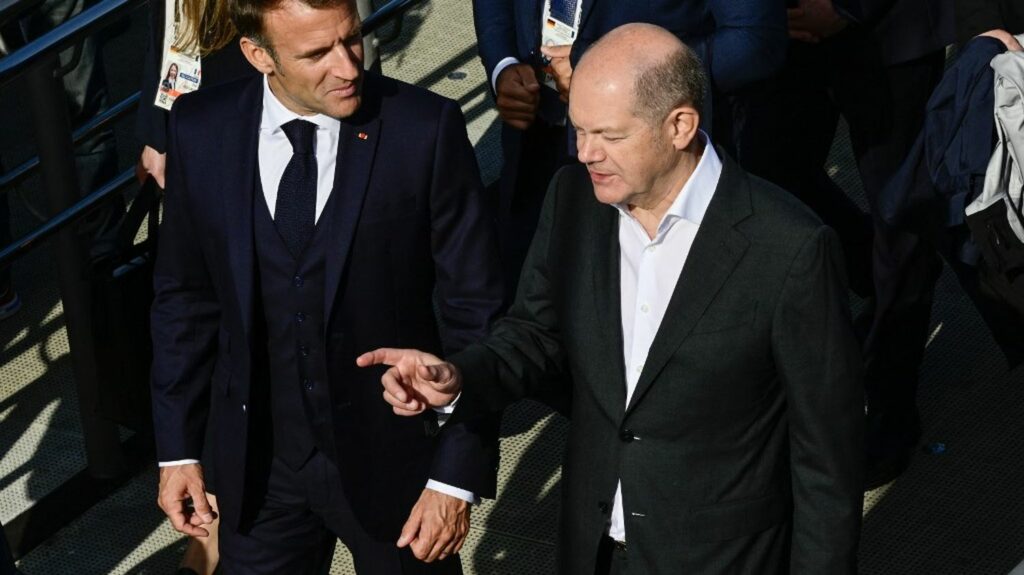 Guerre en Ukraine : Emmanuel Macron à Berlin pour apaiser les tensions avec le chancelier Olaf Scholz
          Une réunion sur l'Ukraine se tient vendredi dans la capitale allemande entre les chefs d'État français, allemand et polonais. L'occasion pour Emmanuel Macron de revenir sur ses dernières déclarations, qui ont semé le trouble en Europe.
