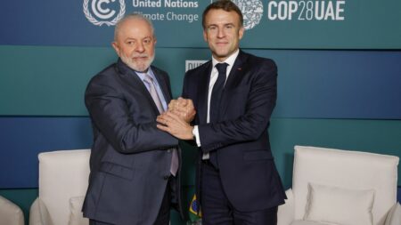 Macron au Brésil pour climat et biodiversité, malgré désaccords avec Président Lula Pourquoi Emmanuel Macron se rend au Brésil malgré ses différends avec le président Lula
Le président de la République est en déplacement au Brésil pour notamment discuter de la biodiversité et de la lutte contre le réchauffement climatique. Une volonté de rapprochement alors que les sujets de discorde ne manquent pas entre les deux pays.