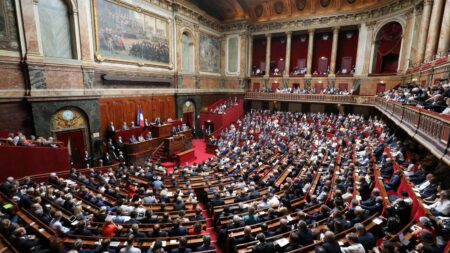 Macron convoque Congrès à Versailles pour inscrire l’IVG dans la Constitution lundi Expliquez-nous le Congrès
Emmanuel Macron convoque lundi le Congrès au château de Versailles en vue d'inscrire l'IVG dans la Constitution.
