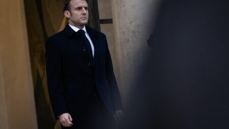 "On verra qui est pour Zelensky et qui est pour Poutine" : pourquoi Emmanuel Macron veut contraindre les partis à se positionner sur la guerre en Ukraine
          Le président de la République doit aborder, ce jeudi matin, la question de l'aide à l'Ukraine avec l'ensemble des partis. Une façon de les pousser à se positionner sur le sujet, notamment le Rassemblement national.
