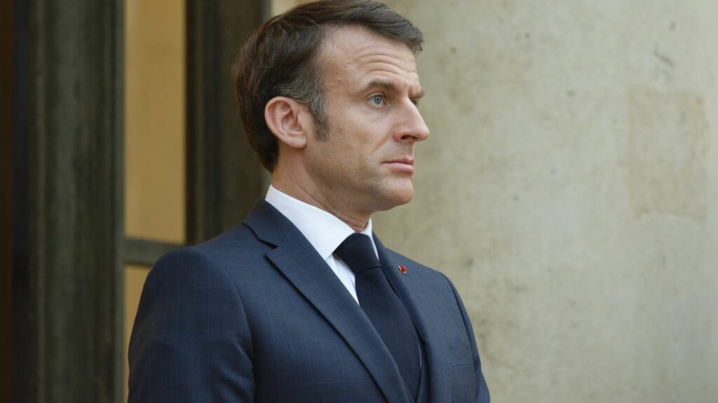 Emmanuel Macron a invité les chefs des partis et des groupes de la majorité à un dîner à l'Elysée mercredi
          Le chef de l'Etat entend notamment faire un "point politique" avec les différentes composantes de la majorité.