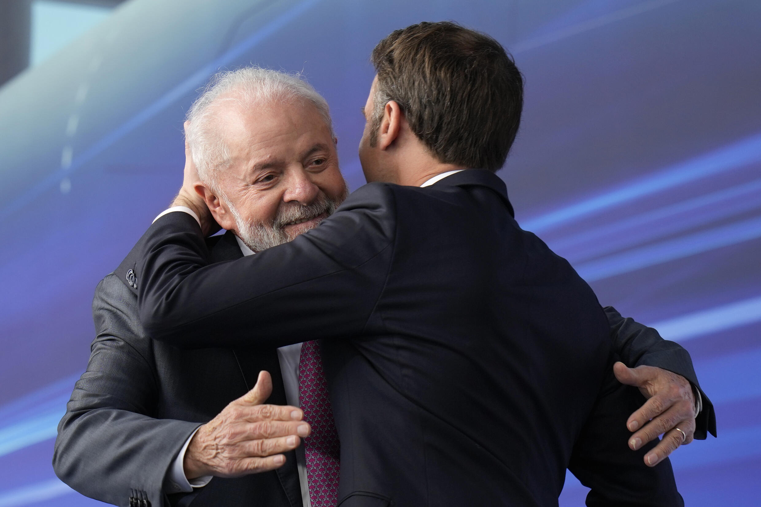 Le président français Emmanuel Macron, à droite, embrasse le président brésilien Luiz Inacio Lula da Silva lors de la cérémonie de lancement du sous-marin Tonelero construit au Brésil avec la technologie française à Itaguai, dans l'État de Rio de Janeiro, au Brésil, le mercredi 27 mars 2024.