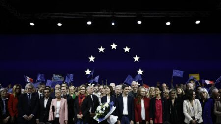 Majorité divisée sur stratégie anti-RN pour élections européennes, des soutiens de Macron doutent "C'est trop tard pour faire autrement" : la majorité divisée sur la stratégie anti-RN pour les élections européennes
A trois mois du scrutin et face à des sondages inquiétants, certains soutiens d'Emmanuel Macron doutent de la pertinence de cibler le parti de Jordan Bardella comme unique adversaire.