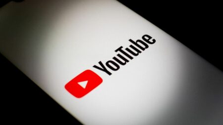 Suicide de MavaChou : l'ex-mari de l'influenceuse et sa compagne mis en examen pour harcèlement en ligne
          La youtubeuse Maëva Frossard, alias MavaChou, a mis fin à ses jours en décembre 2021. Elle avait auparavant déposé plainte contre X et contre son ex-mari, Adrien Czajczynski.