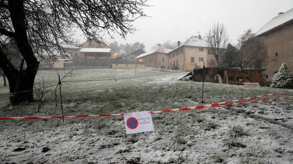 Disparition du petit Émile : expliquez-nous les raisons de la "mise en situation" souhaitée par les enquêteurs
          La disparition d’Emile, deux ans et demi, début juillet dernier dans cette commune montagneuse des Alpes de Haute Provence, reste un mystère. Huit mois après, les juges d’instruction organisent toute la journée du jeudi 28 mars une "mise en situation", en dépit des différences de météo.