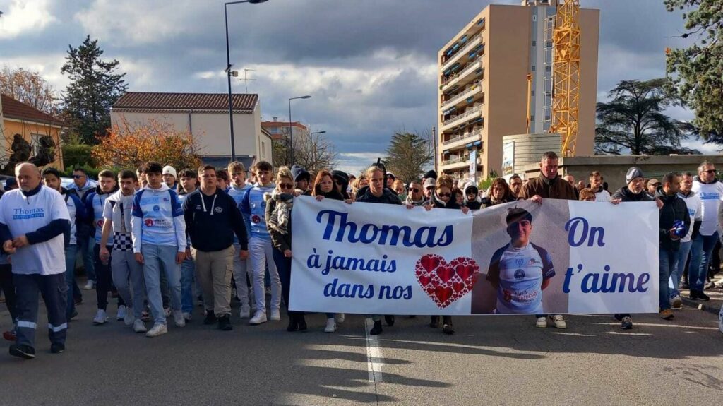 Mort de Thomas à Crépol : cinq nouvelles mises en examen, quatorze au total
          Sur les cinq nouvelles mises en examen, deux personnes de 20 et 18 ans ont été placées en détention provisoire. L'identité de l'auteur du coup de couteau mortel reste cependant toujours incertaine.