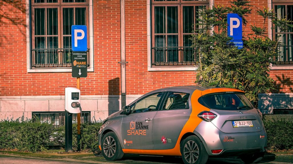 Voitures électriques : bientôt un chargeur "sans fil" incorporé dans la place de parking ?
          Des chercheurs américains du laboratoire ORNL ont mis au point une batterie capable de recharger rapidement les voitures électriques sans aucun câble.
