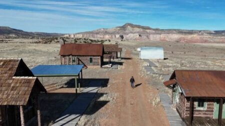 États-Unis : les touristes affluent à Los Alamos, au Nouveau-Mexique, grâce au succès du film "Oppenheimer"
          À Los Alamos, au Nouveau-Mexique, dans le sud des États-Unis, les visiteurs sont de plus en plus nombreux à venir découvrir les secrets de fabrication du film à succès "Oppenheimer", de Christopher Nolan. Ils veulent aussi comprendre comment est née la bombe atomique.