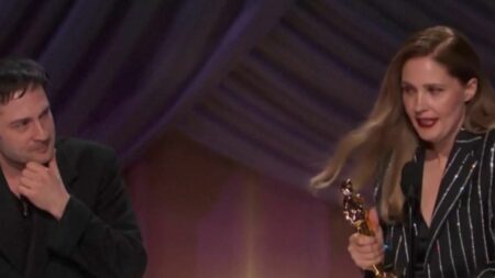 Oscars 2024 : le succès continue pour Justine Triet
          Le succès continue pour "Anatomie d'une chute" et sa réalisatrice Justine Triet. La Française a de nouveau été récompensée durant la cérémonie des Oscars, qui s'est tenue dans la nuit du dimanche 10 au lundi 11 mars.